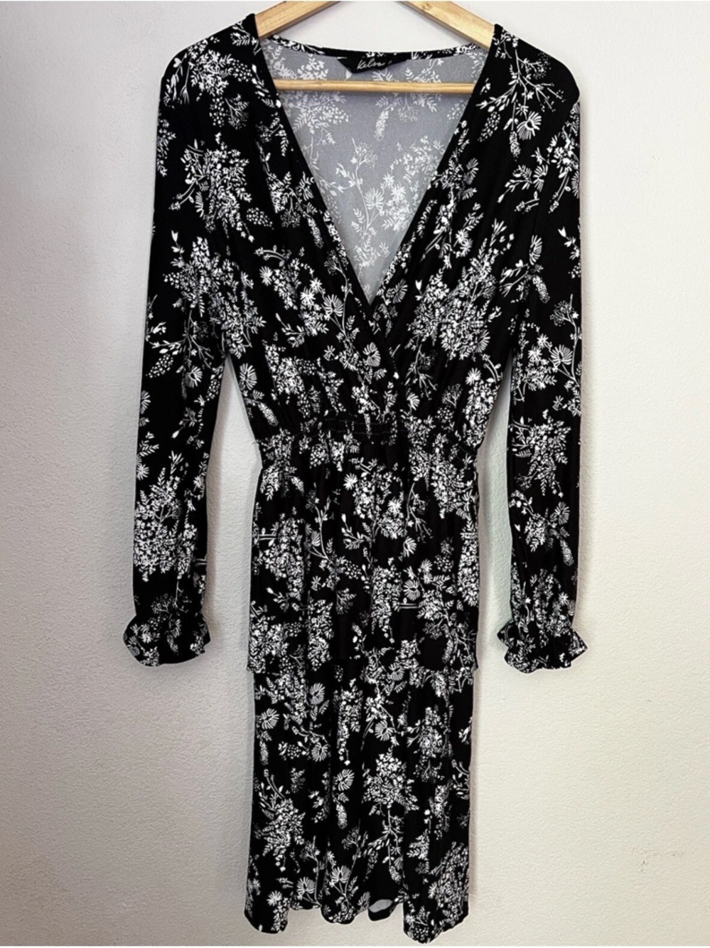 Kelso V-Neck Cinched Wrist And Waist Knee Length Dress Size 10